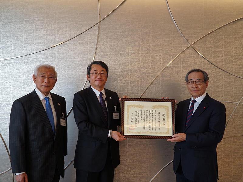 2018年3月15日経営方針発表会全社員の前で感謝状授与