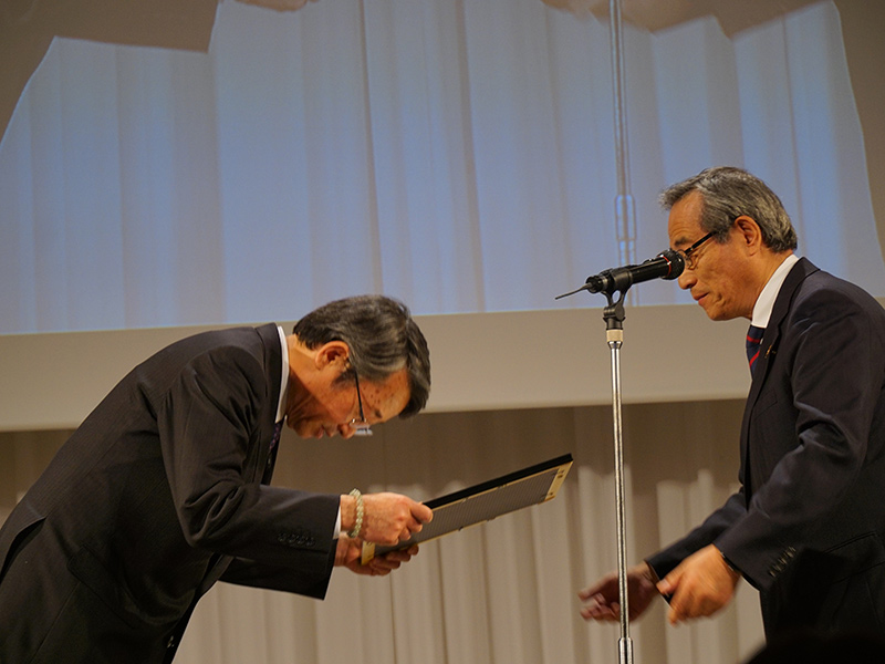 2018年3月15日経営方針発表会全社員の前で感謝状授与